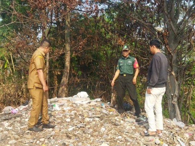 Serter Babinsa Imbau Warga Tidak Buang Sampah Sembarang di Lahan Kosong