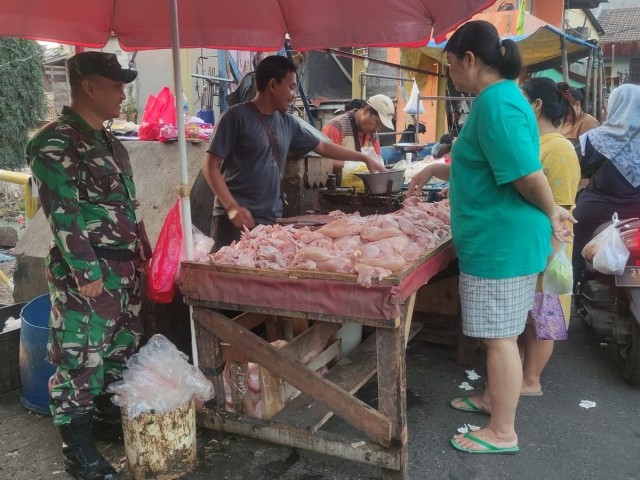 Pantau Sembako, Babinsa Pelda Eko Noviyanto Turun Ke Pasar Cek Harga