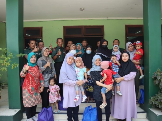Kodim 0504/Jakarta Selatan melalui Koramil 01/Tebet memberikan bantuan Kepada Balita Stunting