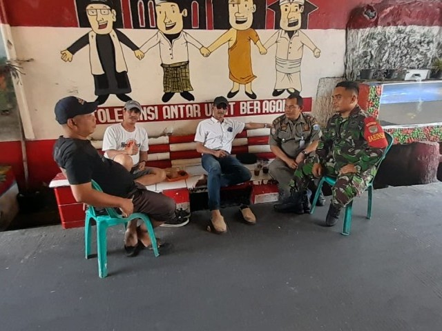 Komsos Babinsa Pelda  Eko Noviyanto bersama FKDM dan Ketua RW. 07
