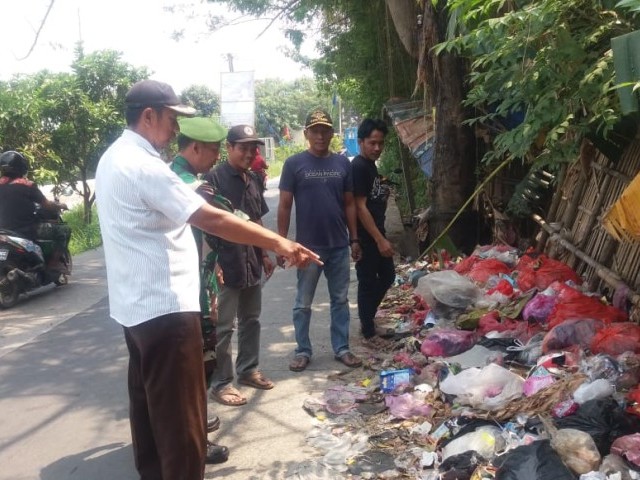 Sertu Wawan Himbau Warga Kp Lemo Agar Tidak Bakar Sampah Sembarangan