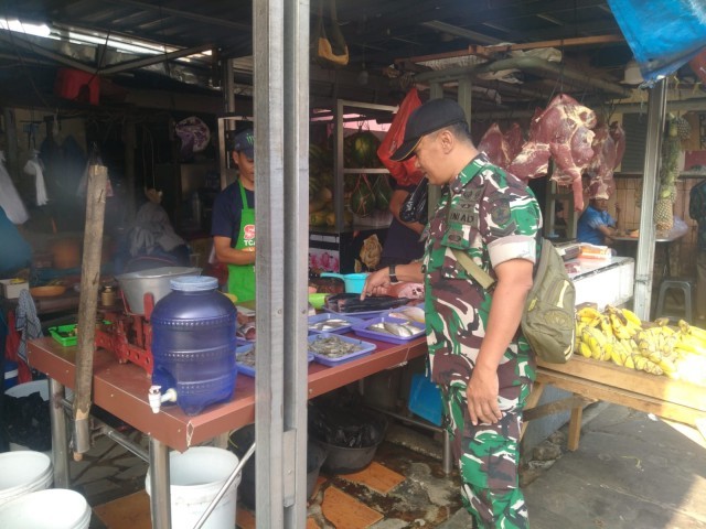 Babinsa Sertu Siswanto Pantau Kondisi Pasar dan Cek Kesediaan dan Harga Sembako