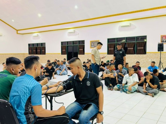 Pemeriksaan Kesehatan dan Pembagian Vitamin Menjelang Upacara HUT Ke-78 TNI