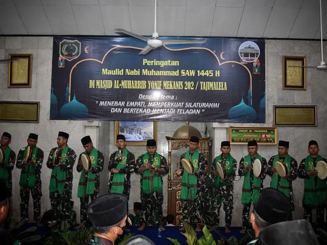 Penampilan Tim Hadroh Yonif 202/Tajimalela Memeriahkan Masjid Al-Muharrib Dalam Memperingati Maulid Nabi Muhammad SAW