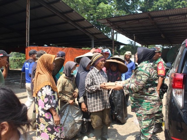 Rutin Kodim 0510/Tigaraksa Bantu Warga Kurang Mampu Lalui Program Jum'at Berkah