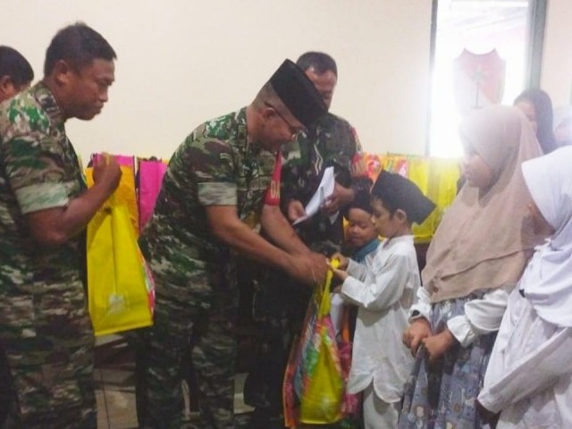 Jum'at Berkah, Danramil 03/GP Mayor Inf Manatap Rajagukguk Santuni Anak-anak Yatim Piatu