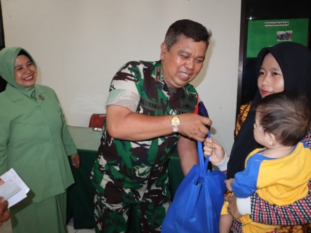 Koramil 03/Pasar Minggu Berikan Bantuan Kepada anak Stunting