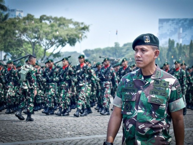 DANBRIGIF 1/JAYA SAKTI MENINJAU LATIHAN DEFILE PASUKAN BRIGIF 1/JAYA SAKTI