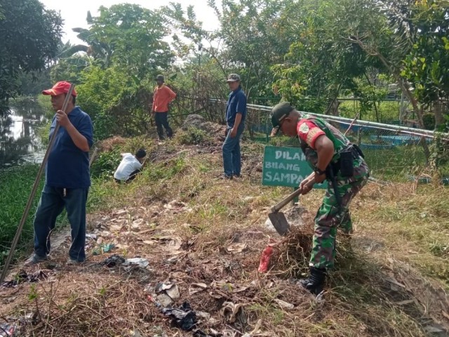 Babinsa Desa Karangasih Koramil 07/Cikarang Bersama Warga Gelar Karya Bakti
