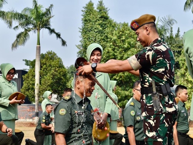 Danmenarhanud 1/Faletehan Pimpin Upacara Kenaikan Pangkat Prajurit Resimen Arhanud 1/Faletehan