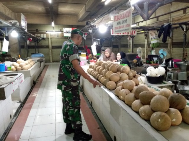 Kunjungi Pasar PD Jaya Kedoya Babinsa Koramil 05/KJ Pastikan Stabilitas Harga Sembako