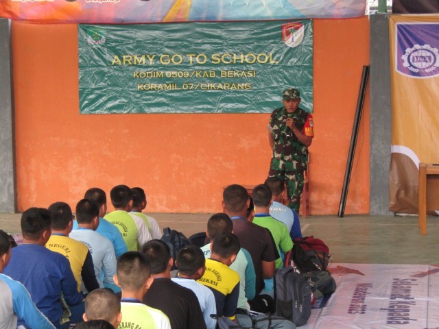 Army Go to School, Babinsa Koramil 07 Cikarang Berikan Tekanan Tentang Larangan Buli Membuli