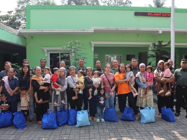 Anak Stunting Mendapat Bantuan Sembako di Koramil 05/Kebayoran Baru