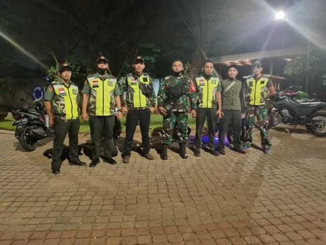 Babinsa Koramil 02/Pondok Gede Bersama Mitra Jaya Lakukan Patroli Malam Cegah Gangguan Kamtibmas Diwilayah Binaan