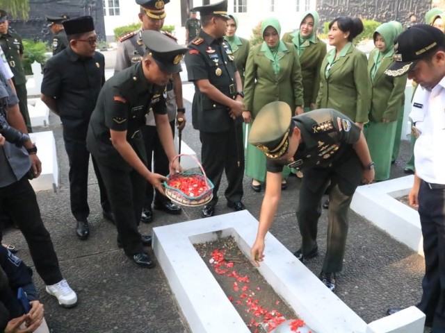 Dalam Rangka HUT ke-78 TNI, Korem 052/Wijayakrama Melaksanakan Ziarah Ke Taman Makam Pahlawan