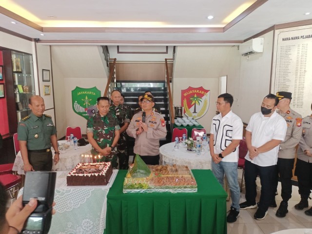 Surprise Kapolres Metro Jakarta Timur untuk Kodim 0505/JT Pada HUT TNI Ke 78