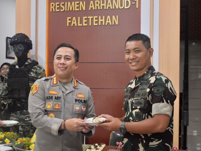 HUT Ke-78 TNI, Kapolres Jakarta Selatan Berikan Surprise kepada Komandan Resimen Arhanud -1/Faletehan