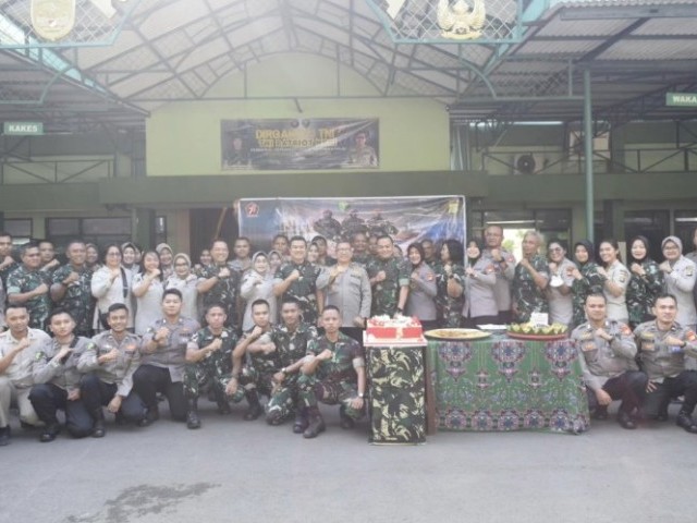 Kabiddokkes Polda Metro Jaya Berikan Surprise Kepada Kesdam Jaya