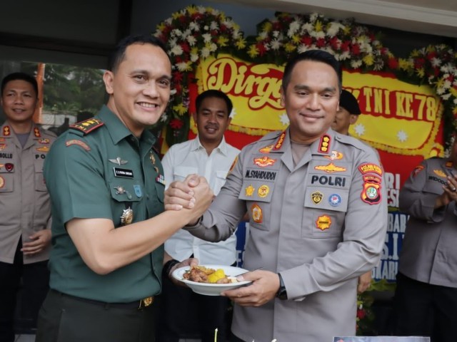 Gerebek Kodim 0503/JB, Kapolres Metro Jakarta Barat Beserta Jajaran Berikan Surprise di HUT TNI Ke 78