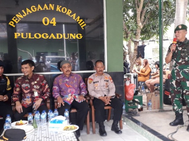 Dirgahayu TNI Ke-78, Polsek Pulogadung Surprise Kue Ulang Tahun dan Tumpeng Ke Koramil Pulogadung