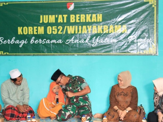 Jumat Berkah  Rutin Korem 052/Wijayakrama Berikan Bantuan Kepada Yayasan Kafilul Yatim