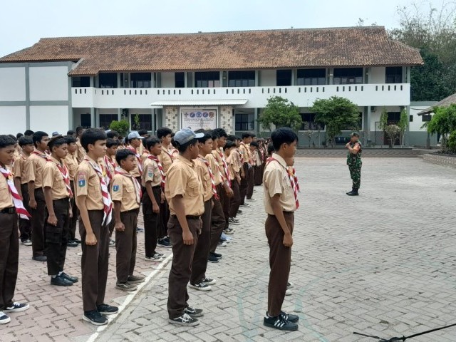 Tingkatkan Rasa Cinta Tanah Air, Babinsa Latih PBB Dan Wasbang Saka Wira Kartika