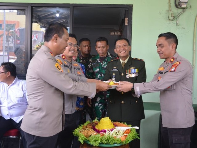 Berikan Ucapan HUT TNI KE-78, Koramil 01/Kranji Di Datangi 3 Kapolsek
