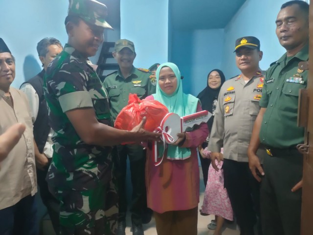 HUT TNI ke 78, Dandim 0503/JB Diwakili Danramil 02/TB Resmikan dan Serahkan Kunci Bedah Rumah