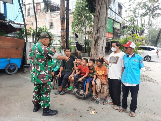 Peduli Kepada Generasi Masa Depan, Babinsa Koramil 02/Sawah Besar Melaksanakan Komunikasi Sosial Bersama Anak-anak