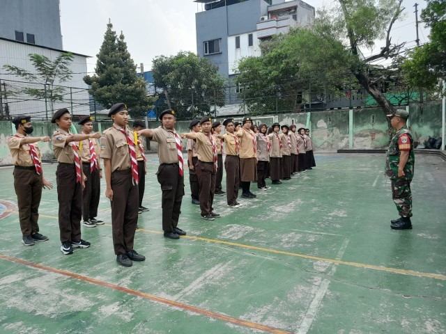 Dua Babinsa Koramil 01/Tamansari Berikan Beberapa Materi Pada Giat Dianpinsat di SMKN 35 Jakarta