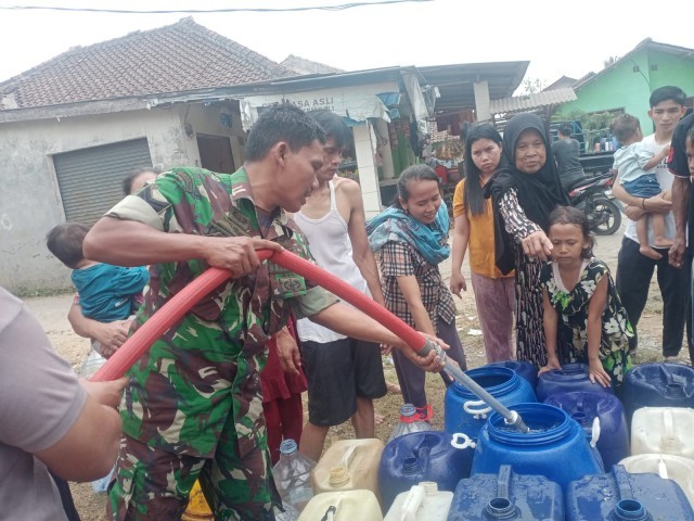 Babinsa Bantu Penyaluran Air Bersih Ke Masyarakat Yang Terdampak Kekeringan