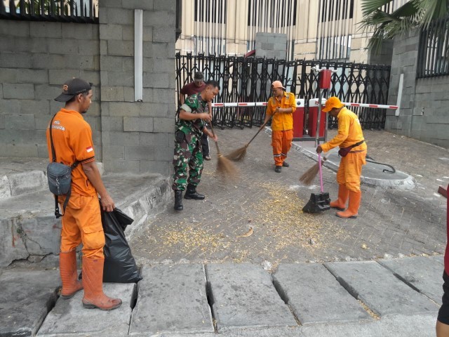Babinsa Koramil 04/Gambir Dan Anggota PPSU Melaksanakan Kerja Bakti Bersama