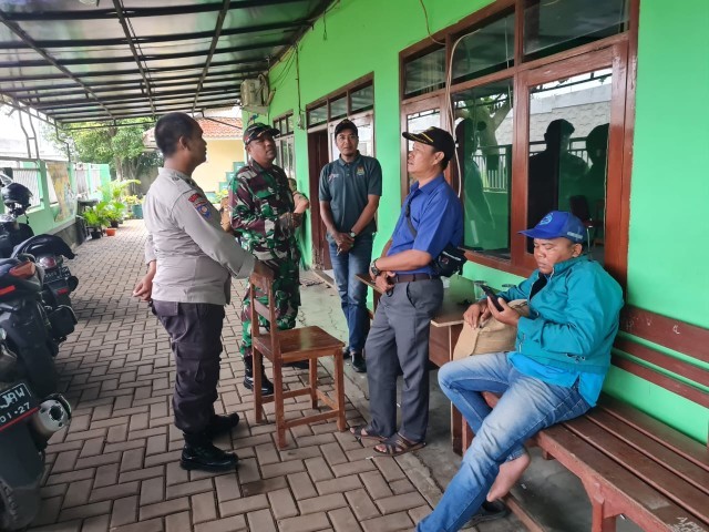 Babinsa Pelda FL Gaol Bersama Bhabinkamtibmas Ajak Warga Bahas Keamanan di Desa Kadusirung