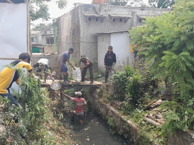 Bersama Staf Desa, Babinsa Koramil 12/Rajeg Bersihkan Kali Sodetan Di Wilayah Binaan