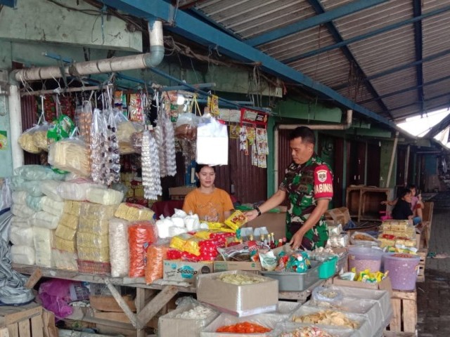 Babinsa Koramil 01/Teluk Naga Melaksanakan Pengecekan Harga Kebutuhan Pokok