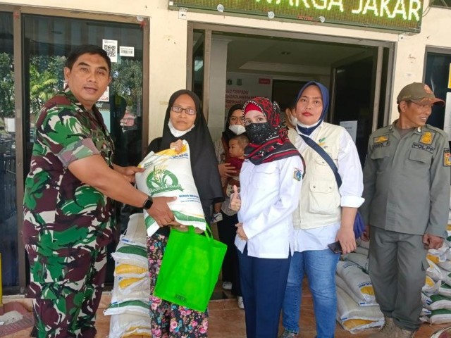 Babinsa Cipinang Cempedak Koramil 01/Jatinegara Salurkan Bantuan Cadangan Beras ke Warga