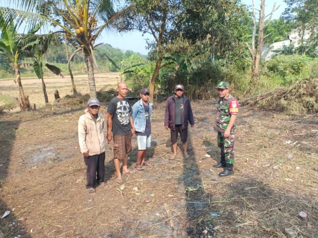Babinsa Koramil 06/Tigaraksa Sampaikan Imbauan Tidak Bakar Sampah Sembarangan