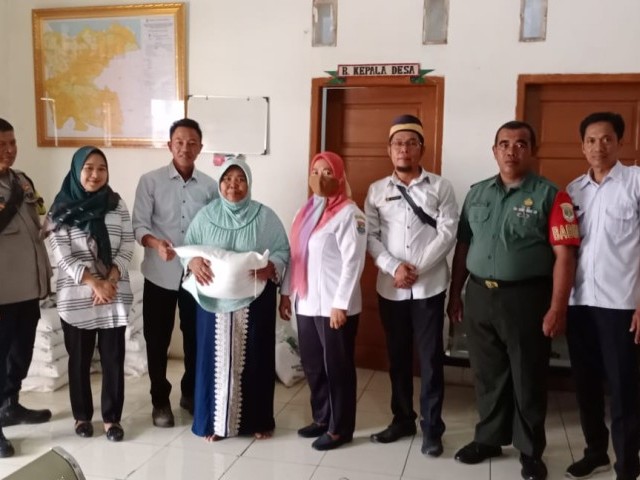 Sertu Jaka W Babinsa Desa Laksana Pendampingan Distribusi Bansos Beras Tahap I