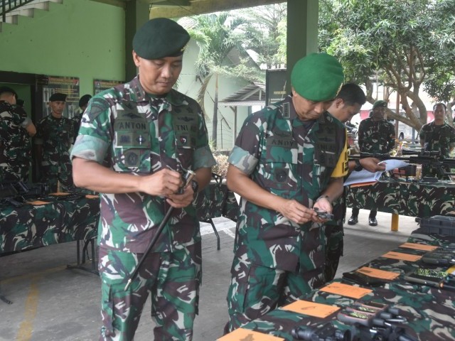 Tim Pussenif TNI AD melaksanakan Binsis Alutsista ke Yonif 201/JY