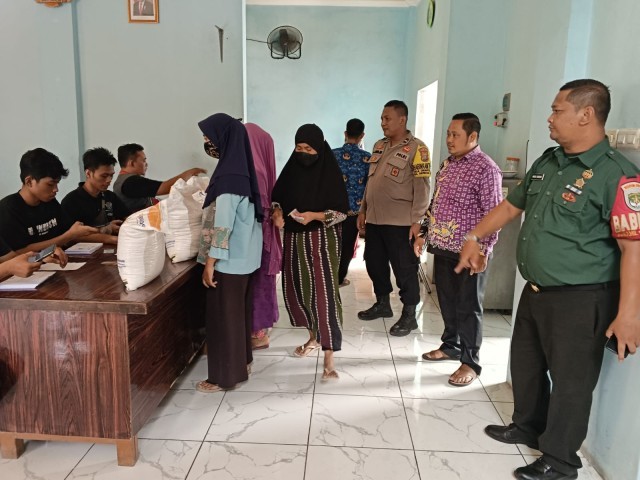Pastikan Berjalan Tertib, Babinsa Serda Moch Basuki Monitor Penyaluran Bansos Beras