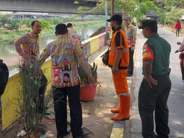 Upaya Percantik Wilayah Binaan, Babinsa Koramil 03/GP Dampingi Aparatur Kelurahan Kota Bambu Utara Monitoring Persiapan Penataan Kawasan BKB