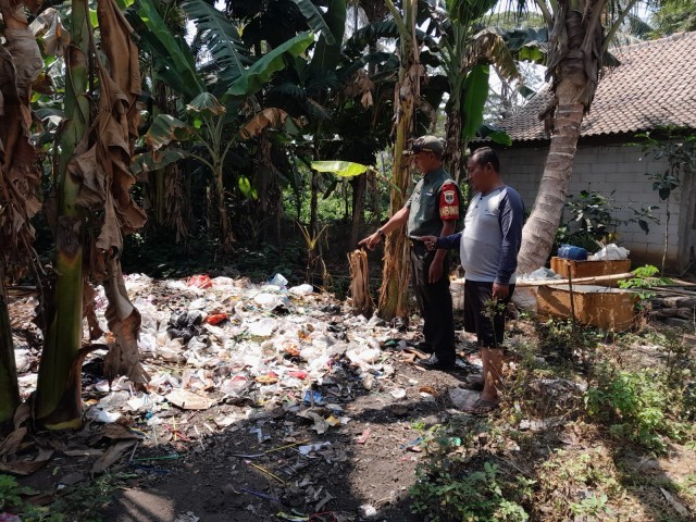 Babinsa Desa Sukamanah Patroli Imbau Warga Tidak Bakar Sampah