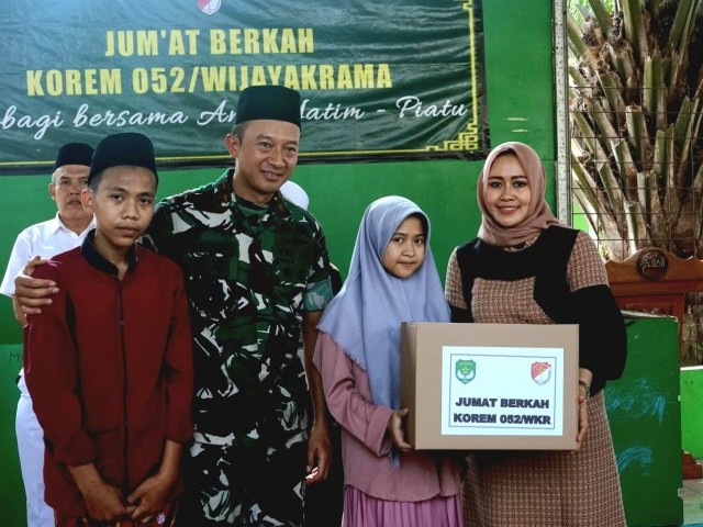 Jumat Berkah Rutin,Korem 052/Wijayakrama berbagi bantuan sosial  kepada anak Yatim Piatu Yayasan Al-Fallah