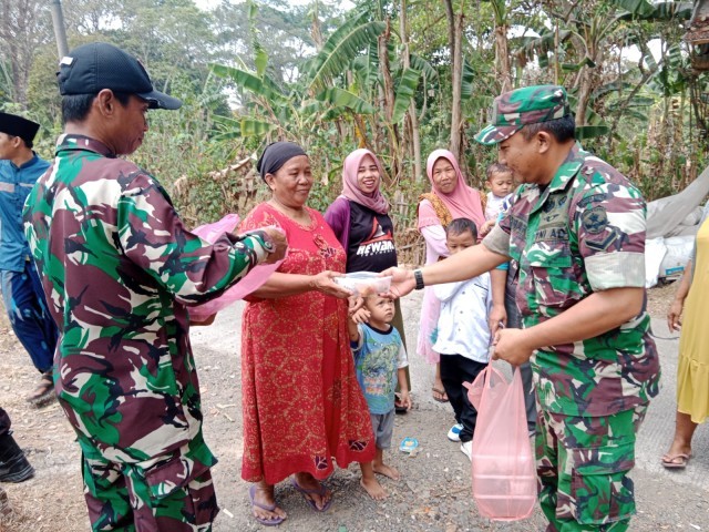 Pada Jum'at yang Berkah, Kodim 0510/Tigaraksa terus berbagi pada warga