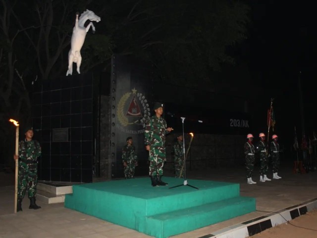 Yonif 203/AK menggelar Acara Tradisi Kirab dilanjut malam Renungan Suci