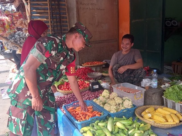 Pentingnya Menjaga Stabilitas Harga Sembako, Babinsa Kopka Aryanto Pantau Harga di Pasar Tradisional