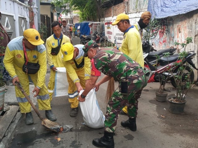 Babinsa Koramil 08/Johar Baru dan Tiga Pilar Melaksanakan Kerja Bakti Bersama