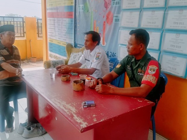 Inisiatif Sadar Lingkungan, Babinsa Koramil 07/Kresek Sosialisasikan Tidak Buang Dan Bakar Sampah Sembarangan
