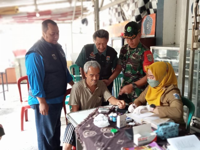 Koramil 02/Sawah Besar bersama tiga pilar ikut mendampingi pengecekan kegiatan lansia