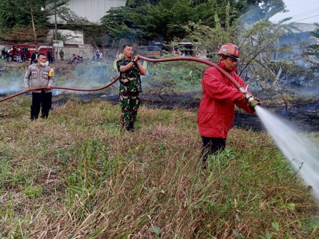 Babinsa Legok Sigap Padamkan Api Kebakaran Lahan